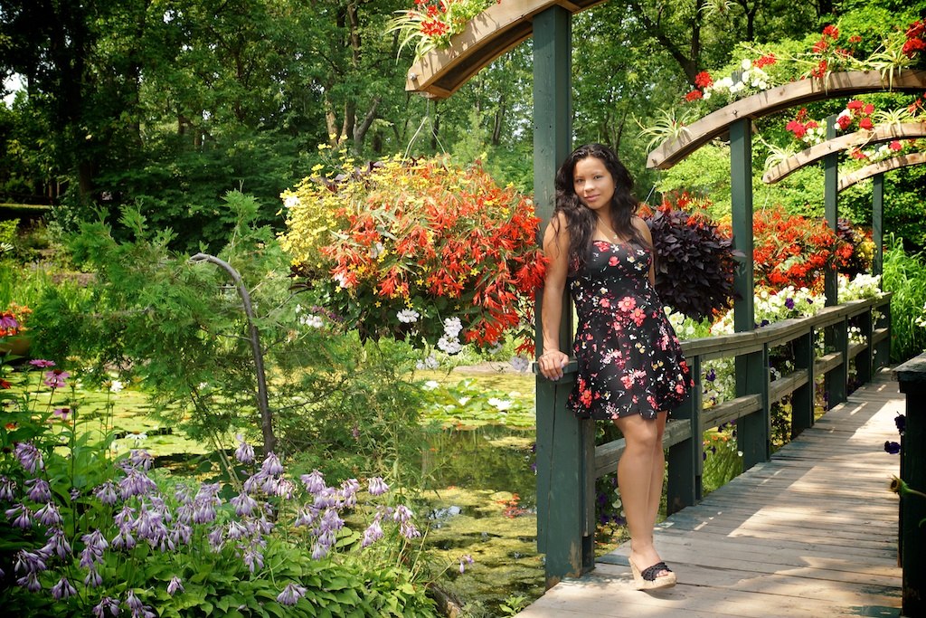 Femme latino près fleurs du Centre de la nature de Laval