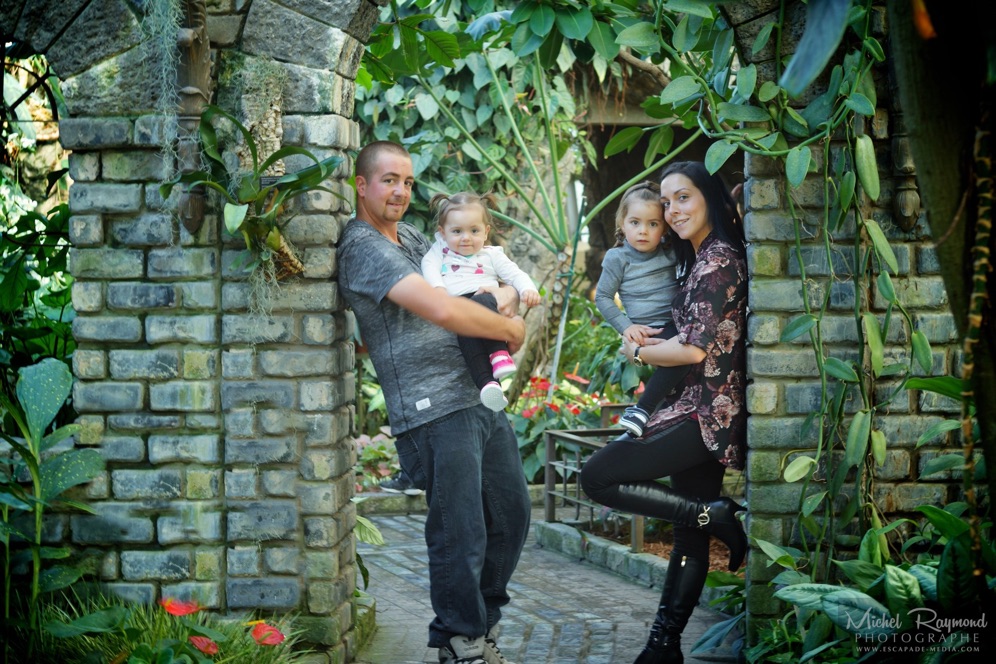 photo-famille-avec-deux-enfant-au-serre-jardin-botanique