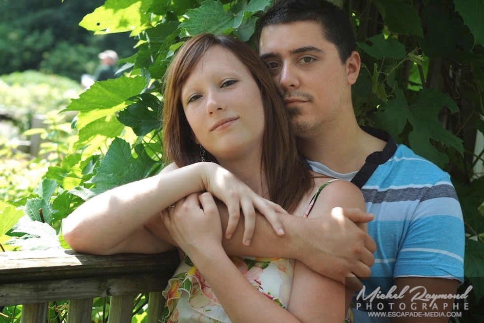 Couple Gabriel et Émilie avant leur mariage dans les vignes du Jardin botanique de Montréal