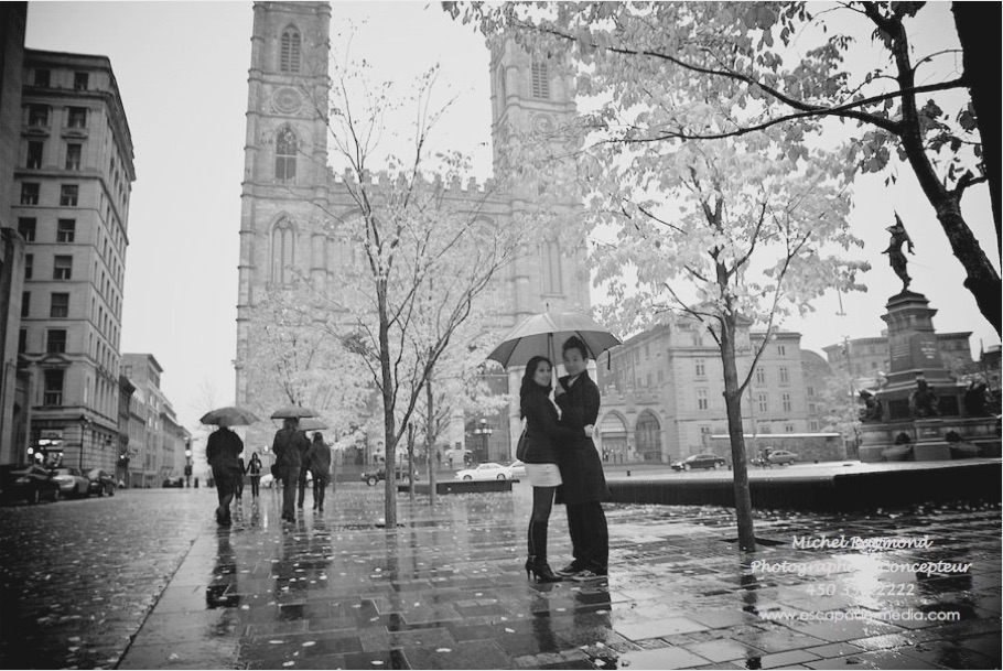 Couple vietnamien devant la basilique de Notre-Dame de Montréal