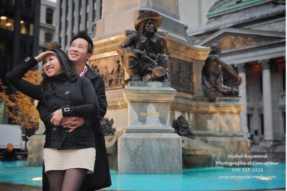 Couple vietnamien devant le monument place Jacques Caruer