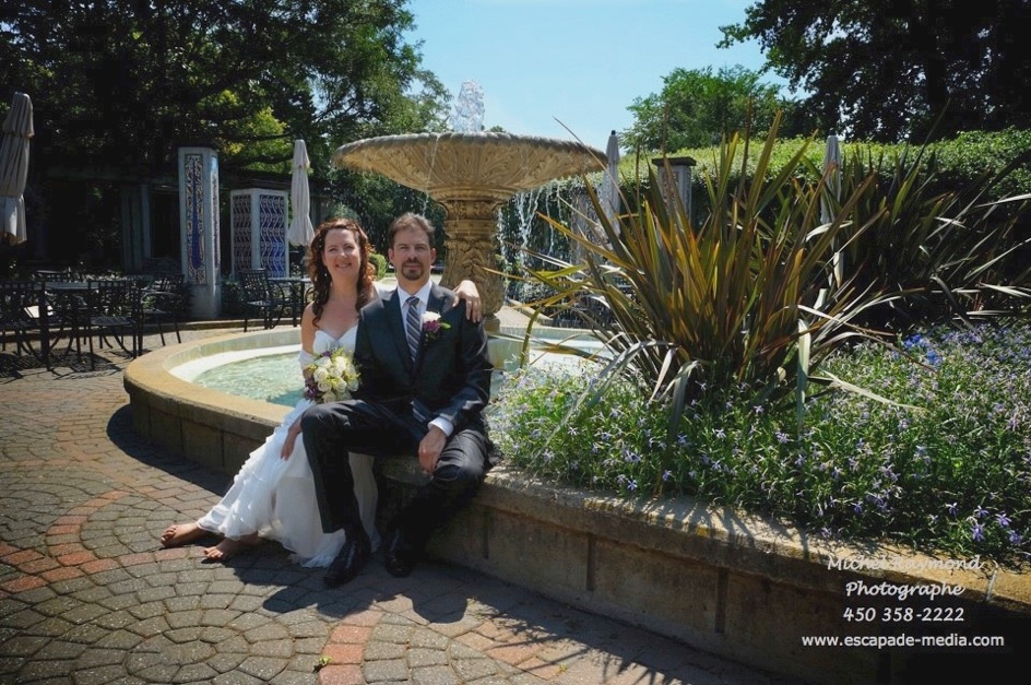 couple marié devant la fontaine d'or