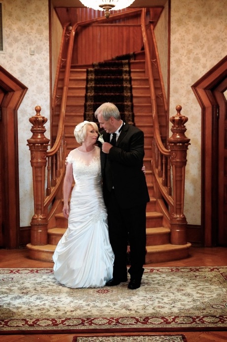 Mariés près des escaliers du chateau Saint-Antoine