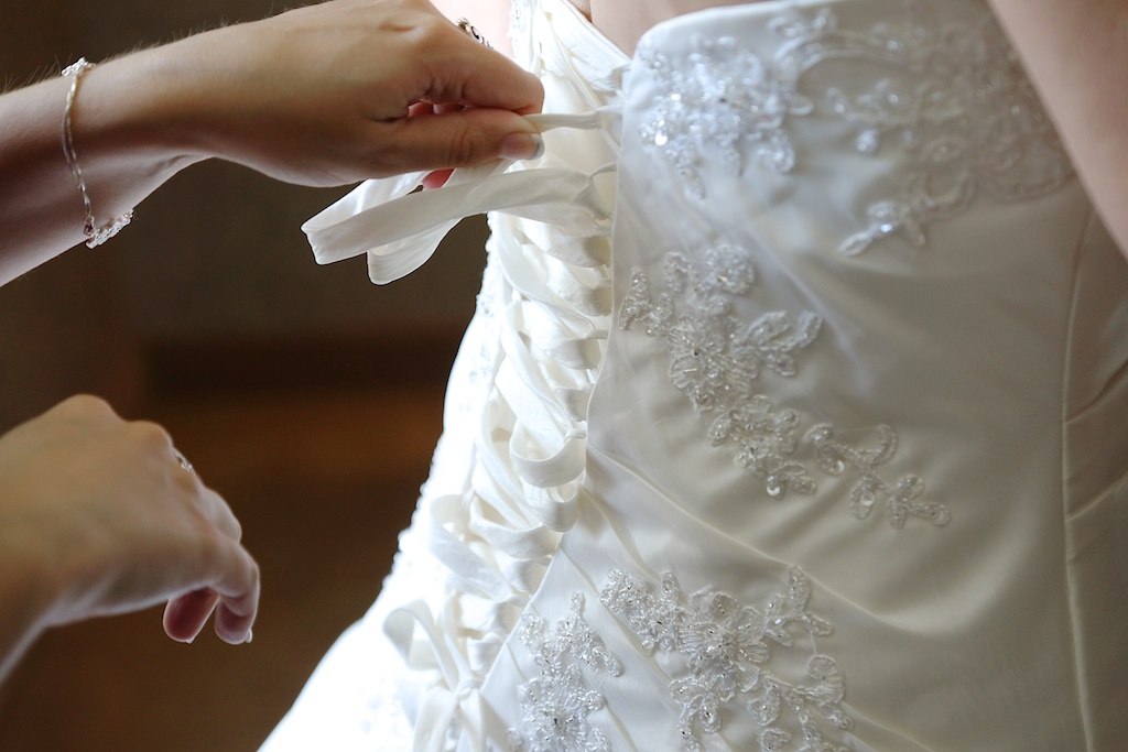 habillement de la robe de la mariée