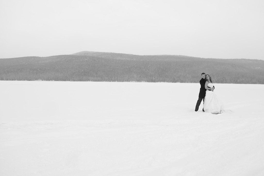 Photo-de-mariage-en-hiver-sur-un-lac