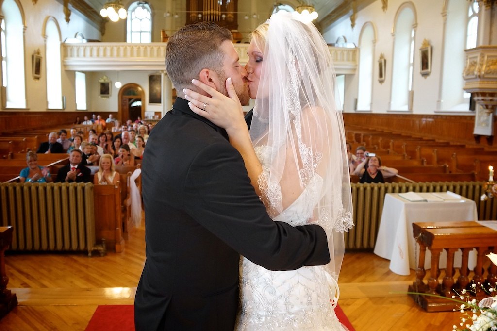 Les mariés s'embrasse à l'église de Saint-Hyacinthe