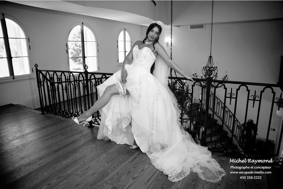 magnifique photo de la mariée près des escalier du Domaine Deguire