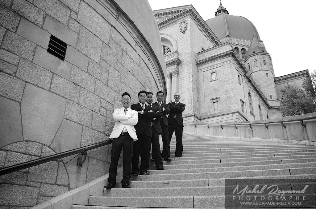les hommes d'honneur et le marié dans les escalier de l'oratoire Saint-Joseoh