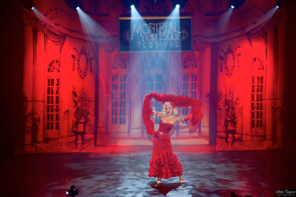 Elle-Diamond-gagne-L'Award-au-festival-burlesque-montreal-2025
