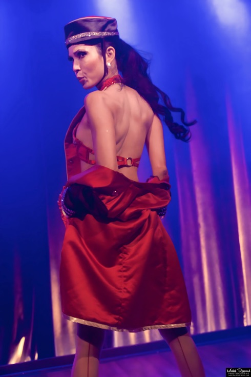 Fairy-Fifi-sur-la-scene-du-cabaret-de-curiosite