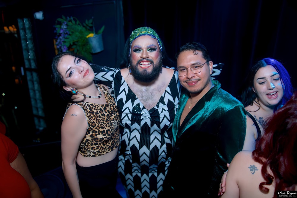 Fairy-fifi-en-spectacle-burlesque-cabaret-de-curiosite