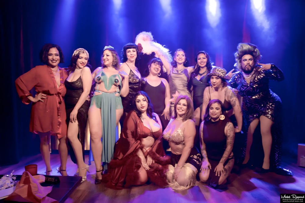 Groupe-burlesques-international-latinx-bipoc-festival-sur-la-scene-du-cabaret-de-curiosite