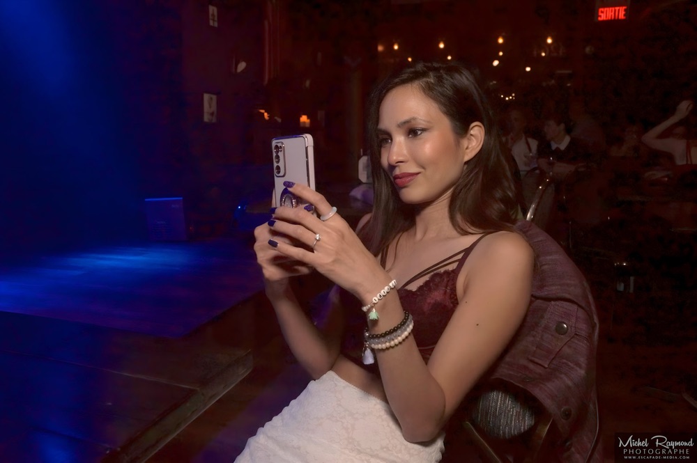 La-jolie-burlesque-Fairi-Fifi-au-cabaret-de-curiositées