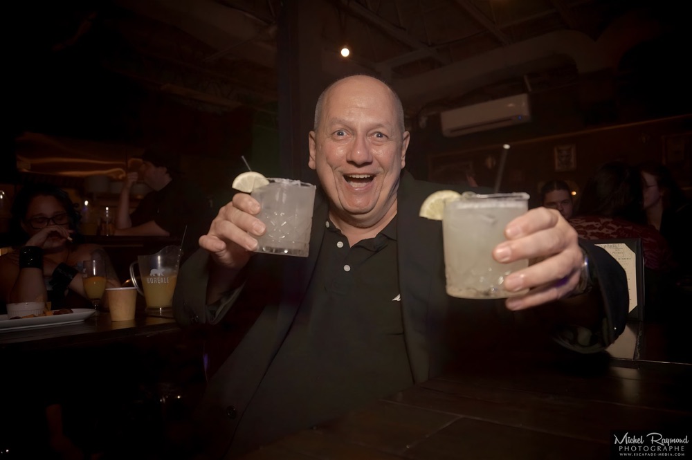 Michel-raymond-photographe-avec-deux-margarita-du-cabaret-de-curiosités