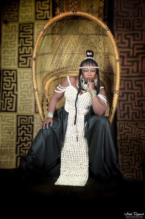 Djely-tapa-dans-un-magnifique-robe-africaine