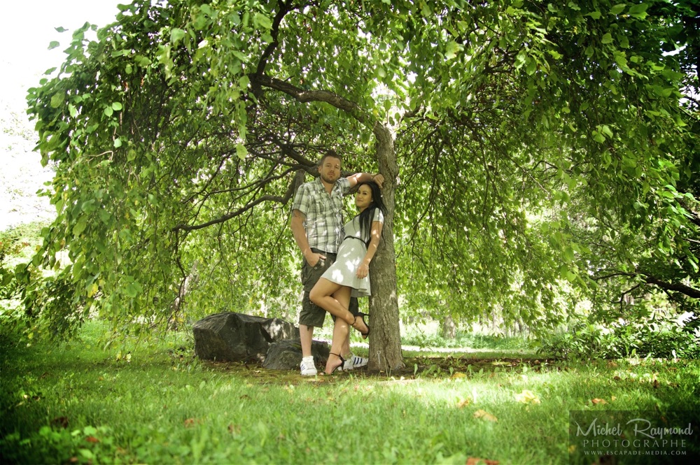 couple-en-dessous-arbre-botanique