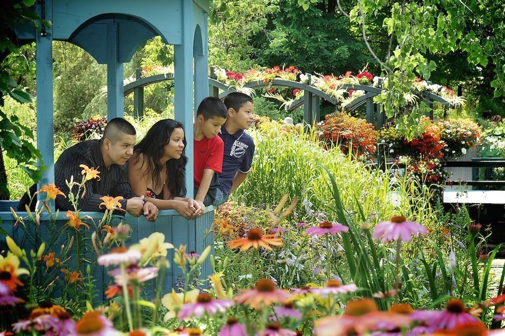 Photo de famille près du jardi d'eau au Centre de la nature de Laval