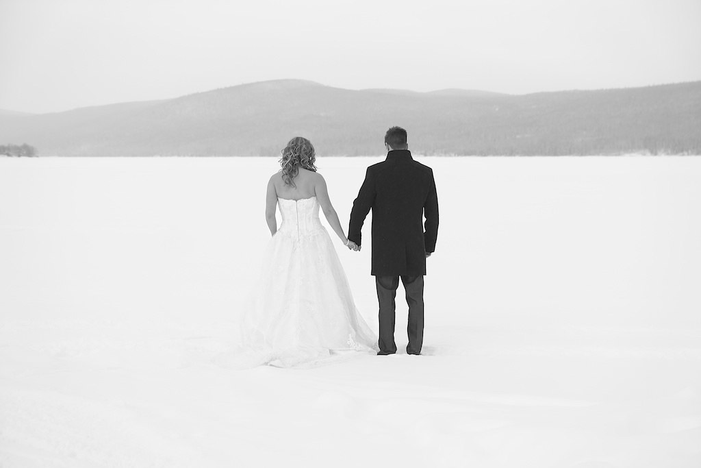 photo de mariage en hiver sur un lac gelé