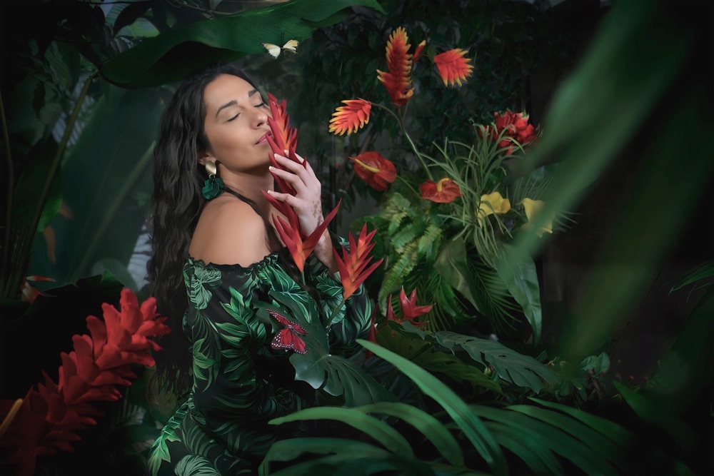 La-mod&egrave;le-nad&egrave;se-avec-fleurs-tropicale