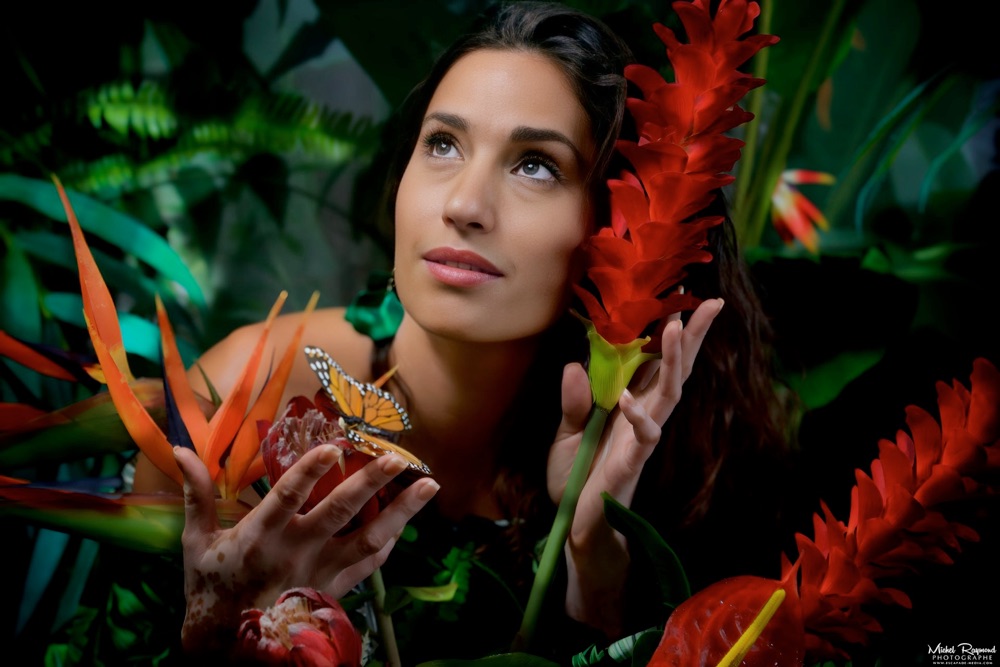 Nad&egrave;ge-mauricienne-avec-fleur-red-ginger-tropicale-studio