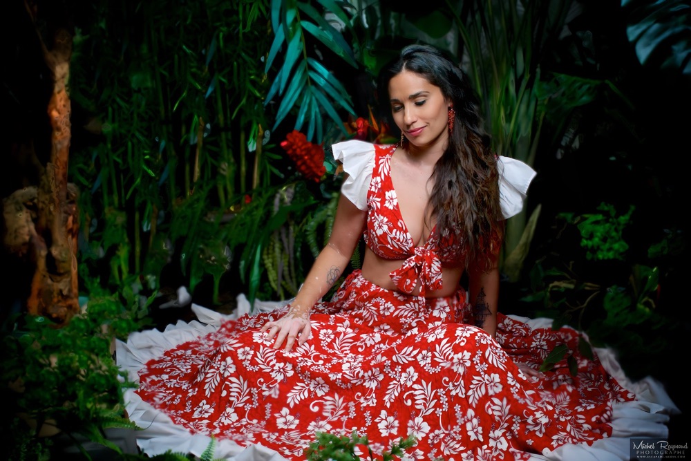 Mod&egrave;le-mauricienne-nad&egrave;se-avec-une-robe-rouge-traditionnelle-de-l'&icirc;le-maurice