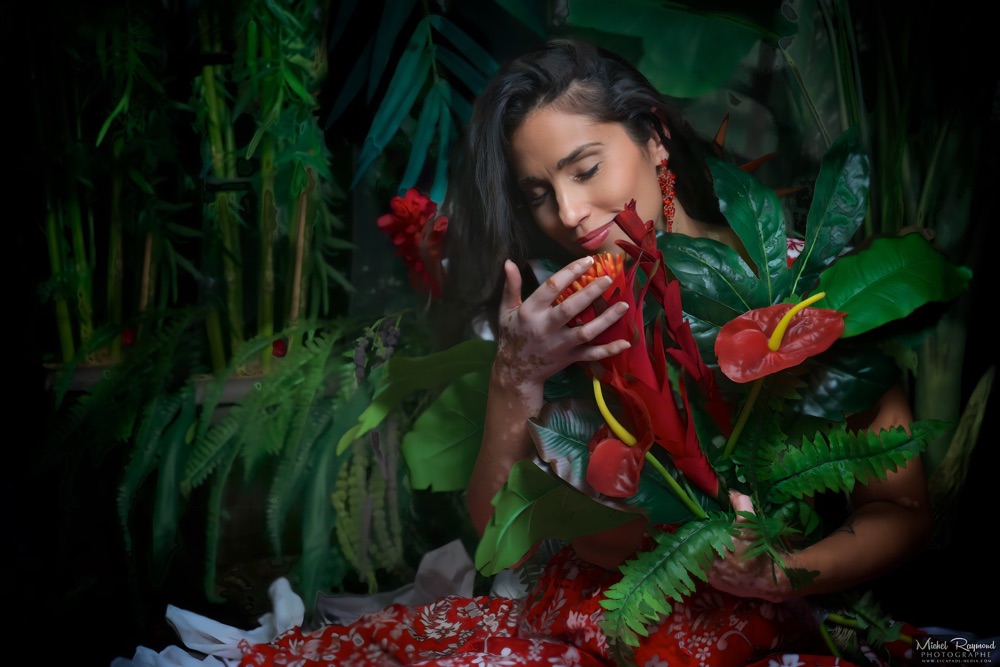 jolie-mauricienne-nad&egrave;se-avec-bouquet-de-fleurs-tropicale-de-l-ile-maurice