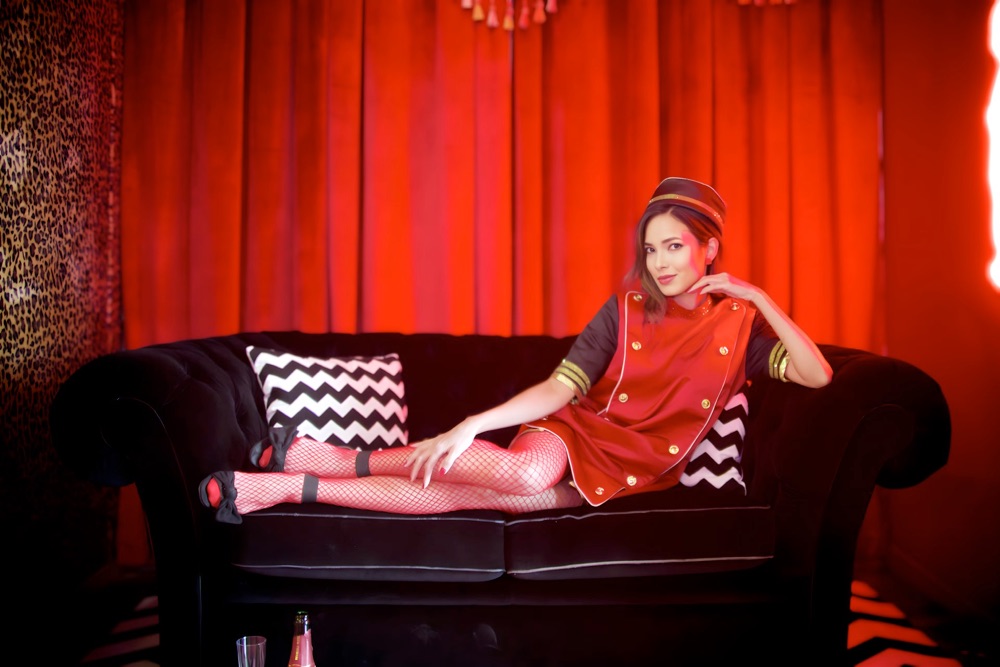 Fairy-fifi-burlesque-&eacute;tendu-sur-fauteuil-au-saint-motel-concept