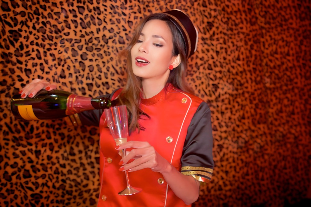 burlesque-fairy-fifi-avec-son-costume-rouge-room-service-et-bouteille-de-champagne