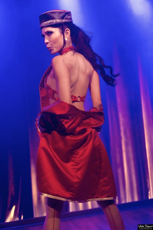 Fairy-fyfy-show-burlesque-de-la-femme-de-ménage-sexy