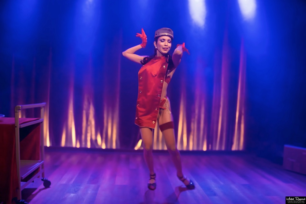 performane-de-fairy-fifi-dans-le-personnage-de-la-femme-de-menage-sexy