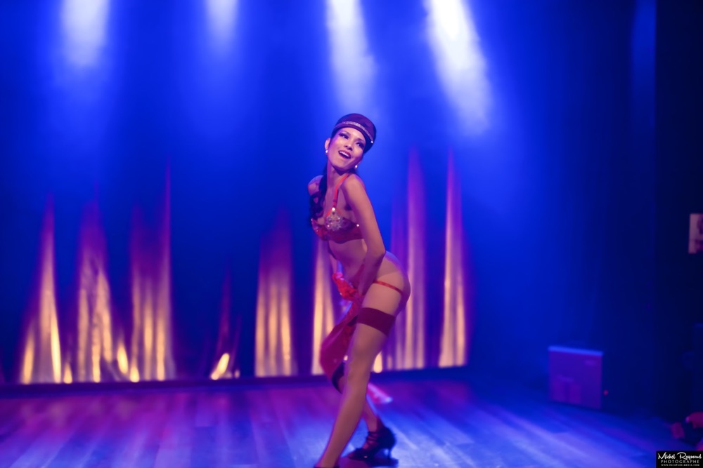 Burlesque-fairy-fifi-spectacle-sur-la-scene-du-cabaret-de-curiosités