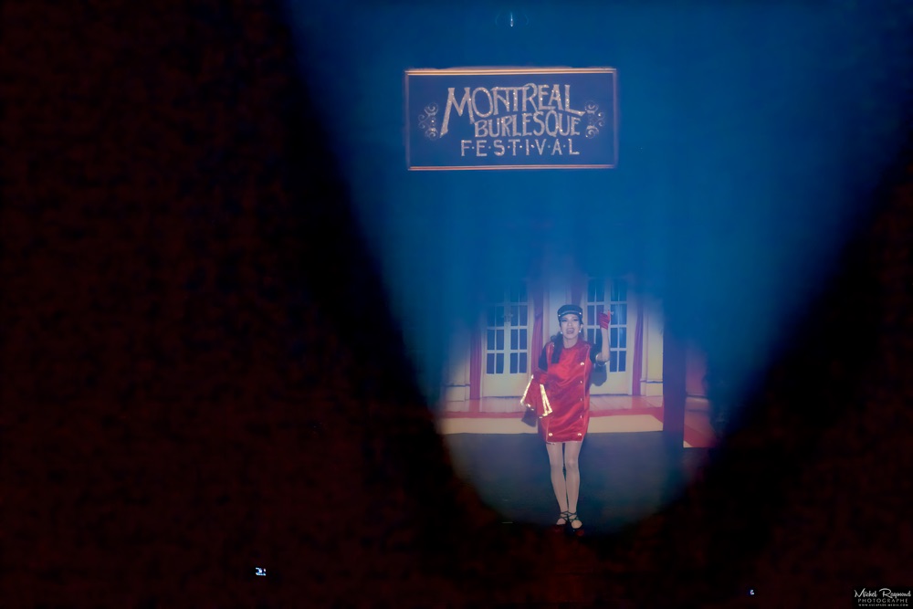 Fairy-Fifi-entrée-sur-scene-du-Montreal-Burlesque-Festival-2025