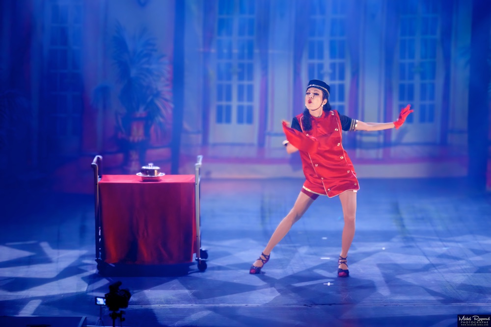 Burlesque-Fairy-Fifi-dans-sa-robe-room-service
