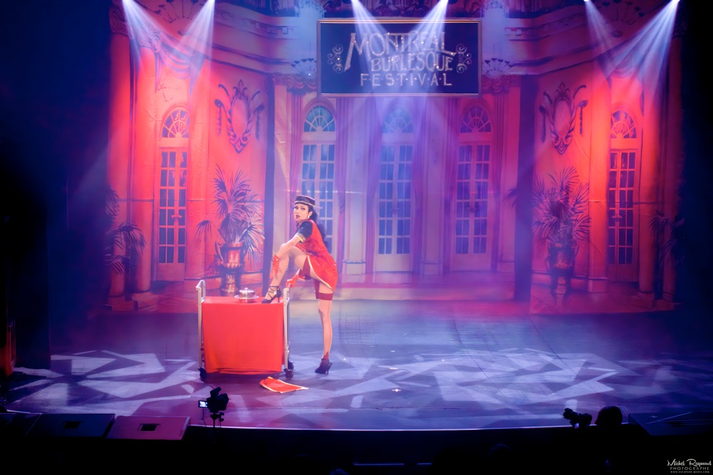 Fairy-Fifi-présente-room-service-sexy