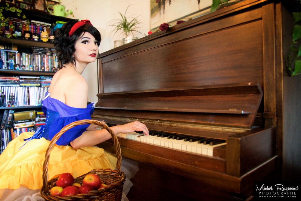 gaby-cosplay-blanche-neige-au-piano