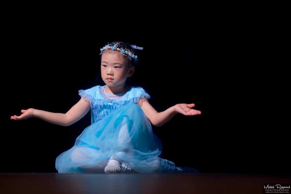 Jeune-enfant-chinoise-sur-sc&egrave;ne