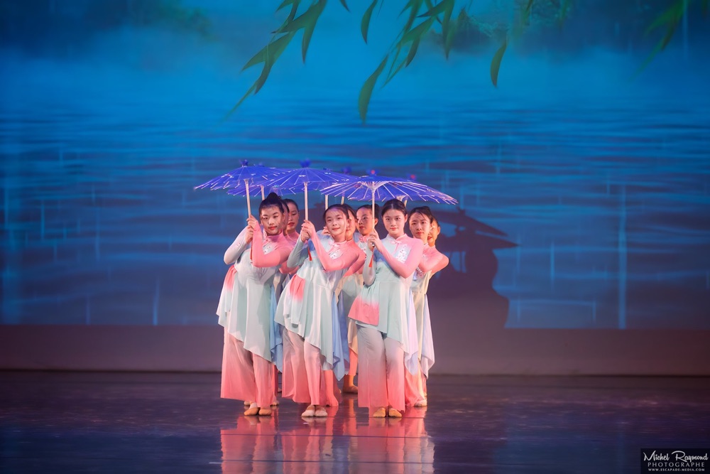 groupe-danseuses-chinoises-avec-parapluie