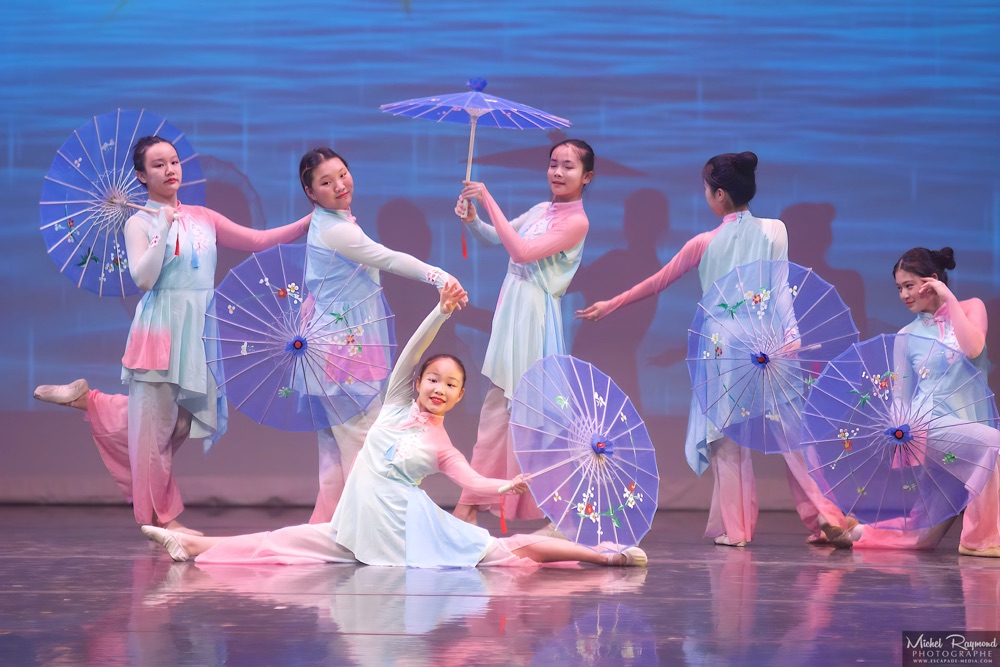 Danseuses-chinoises-avec-parapluie-chinois