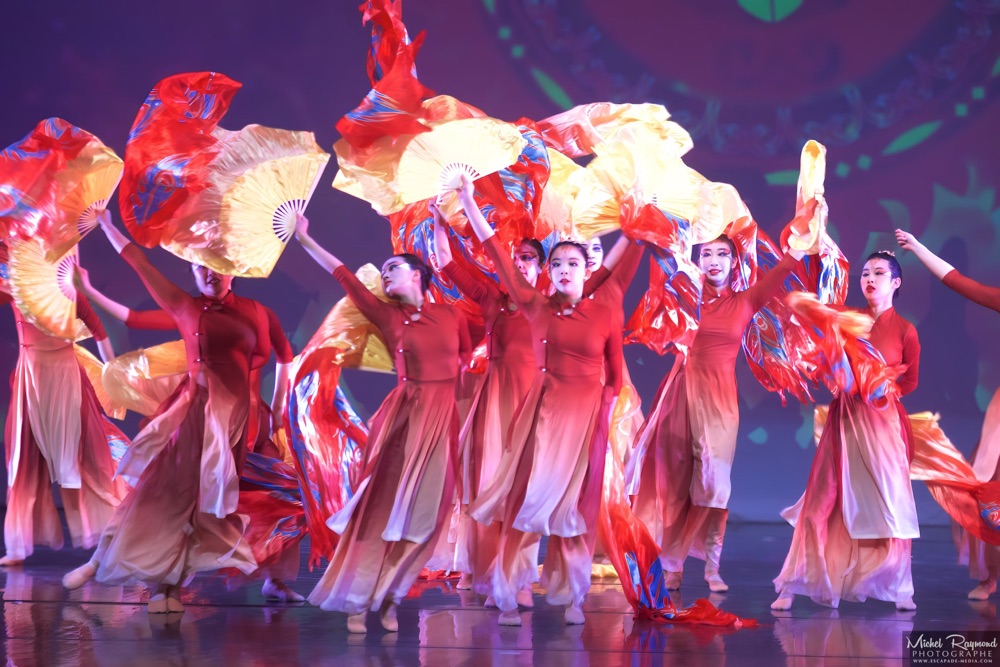 groupes-de-danseuses-chinoises-avec-des-&eacute;ventailles-g&eacute;ant