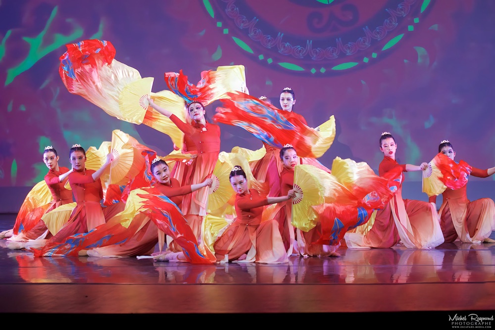 plusieurs-danseuse-chinoises-avec-&eacute;ventailles-g&eacute;ant
