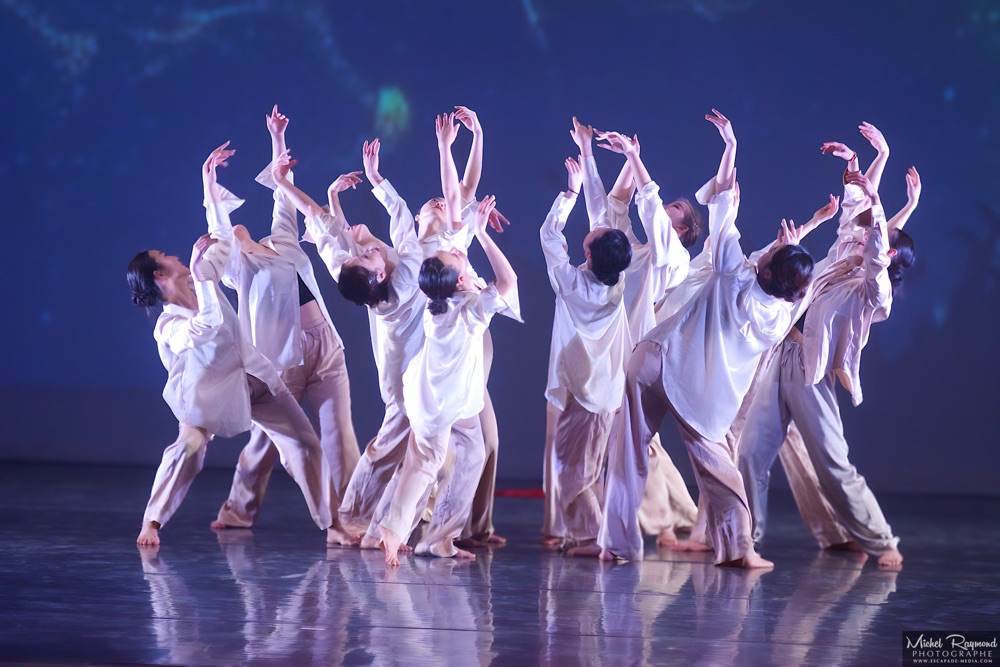 chor&eacute;graphie-spectacle-groupe-chinoises-v&eacute;tu-de-blanc