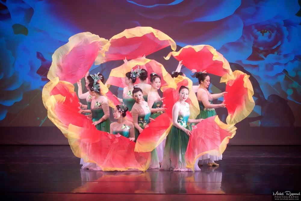 Magnifique-danse-asiatique-avec-danseuses-chinoises-avec-&eacute;ventaille-g&eacute;ant