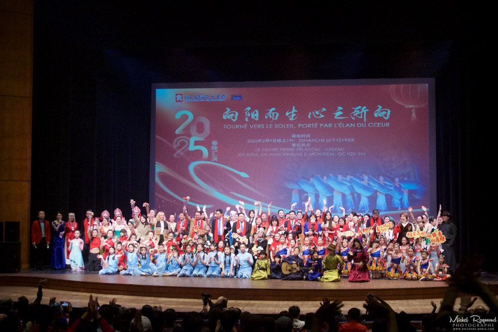 Groupe-danseuses-chinoises-sur-sc&egrave;ne-salle-pierre-mercure