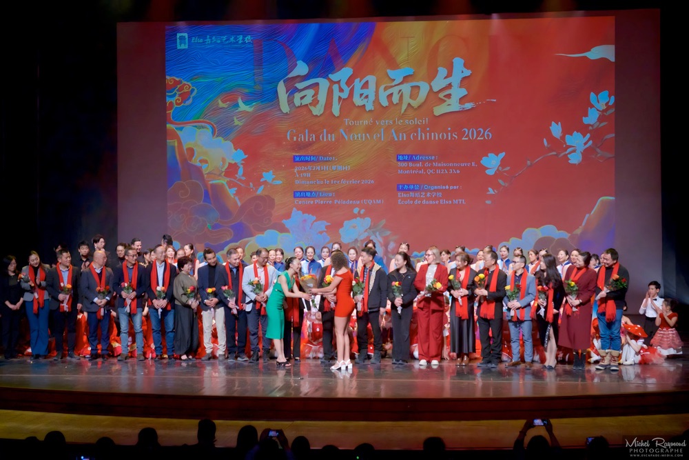 Elsa-sun-recois-des-fleurs-sur-la-sc&egrave;ne-wilfrid-pelletier