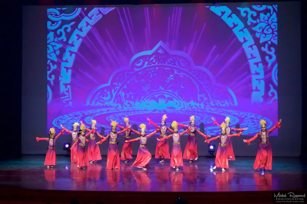 Plusieurs-danseuses-ethnie-chinoise-en-robe-rouge