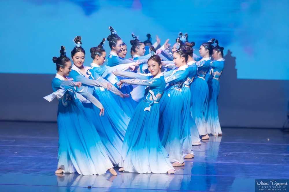 groupe-de-danseuses-chinoise-avec-robe-bleu