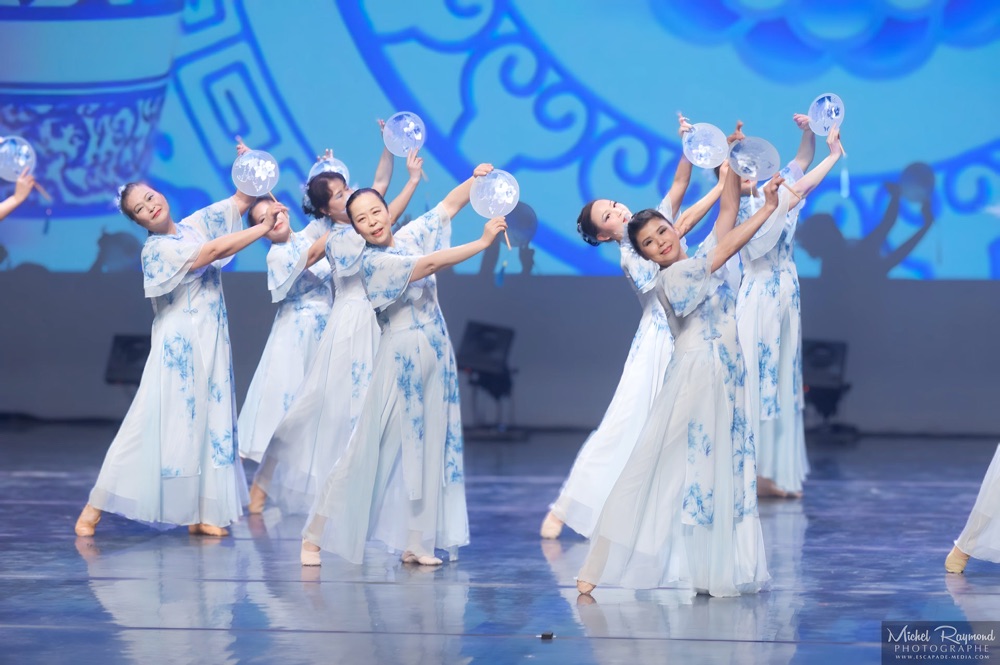 Femmes-chinoises-en-robe-bleu-pale-gala-nouvel-an-chinois