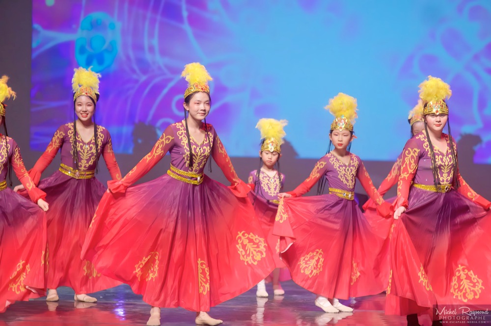 jolie-danseuses-chinoises-lors-du-gala-nouvel-an-chinois-de-&eacute;cole-de-danse-elsa