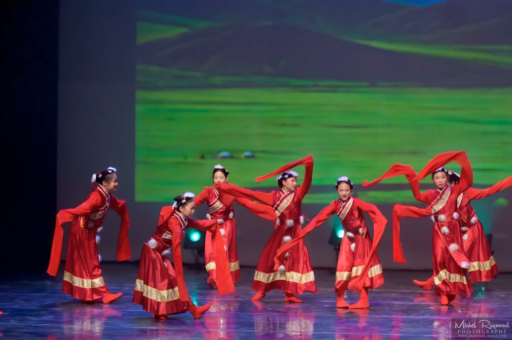 groupe-deplusieurs-danseusses-chinoises-en-robe-rouge-long-manche