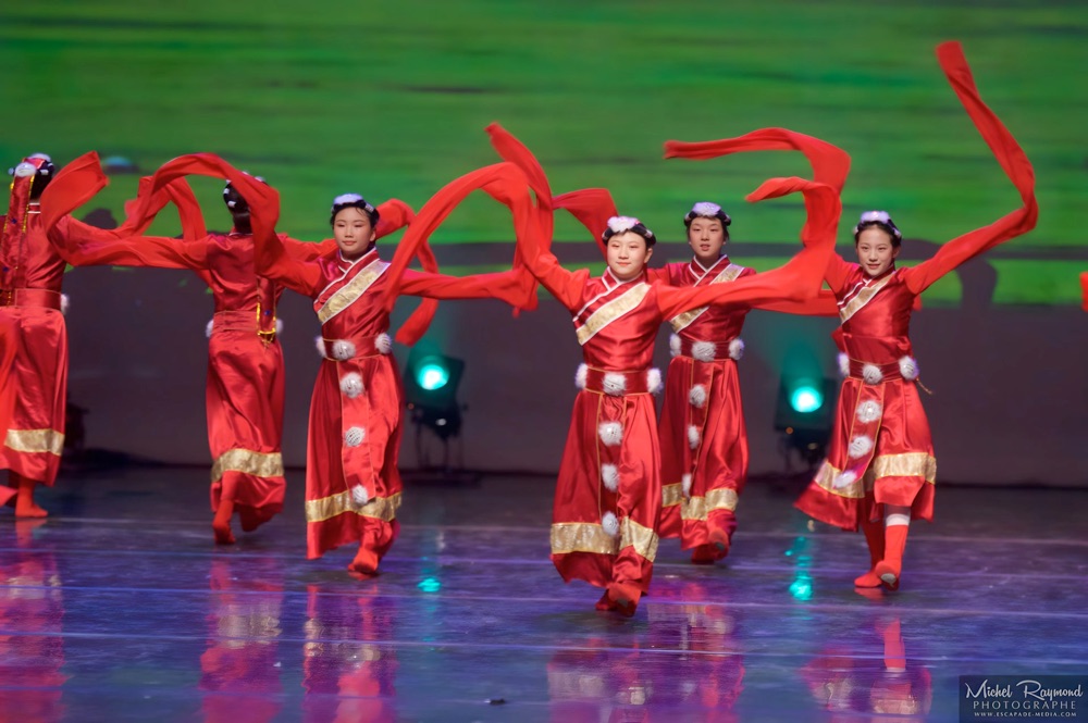 danseuses-chinoises-avec-robes-rouge-avec-long-manche